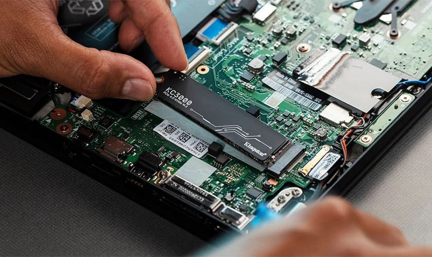Chuẩn bị dụng cụ để lắp thêm ổ cứng SSD cho laptop