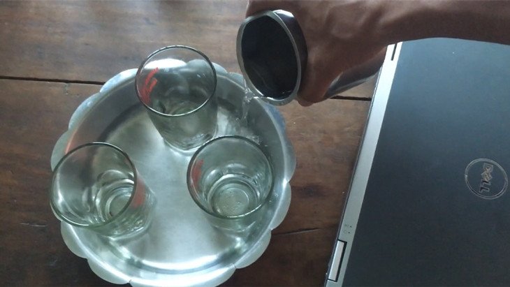 Chuẩn bị khay nước và cốc để tạo "hào nước" ngăn kiến bò vào laptop