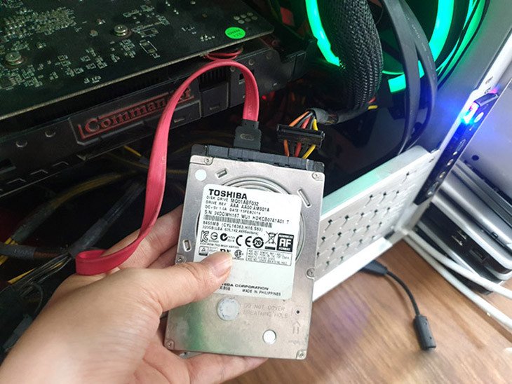 Chuẩn bị ổ cứng SSD từ laptop và cáp kết nối cần thiết