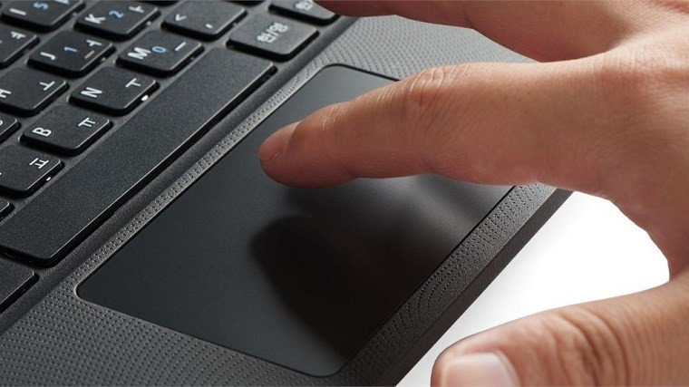 Chuột cảm ứng laptop bị đơ trên một chiếc laptop hiện đại