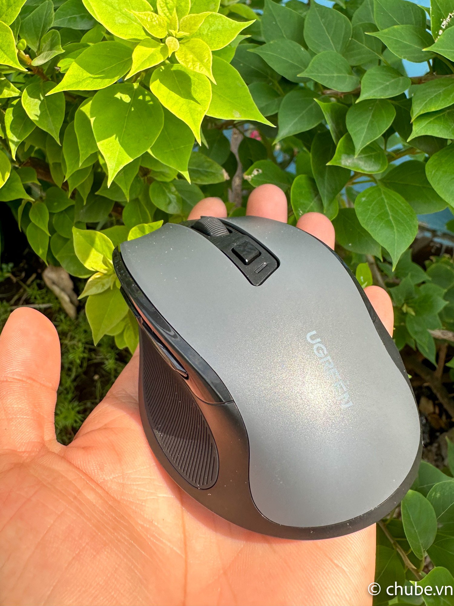 Chuột không dây Ugreen MU006 trên bàn làm việc, thể hiện sự tiện lợi khi sử dụng