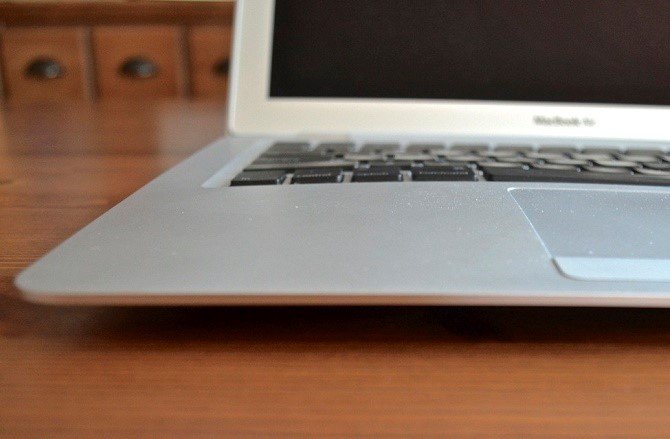 Chuyên gia kiểm tra pin laptop và bộ sạc khi gặp lỗi battery is low laptop.