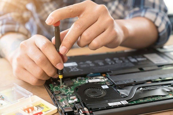 Chuyên gia kỹ thuật đang kiểm tra bo mạch laptop, cần thiết khi laptop không bắt được Wi-Fi do lỗi phần cứng