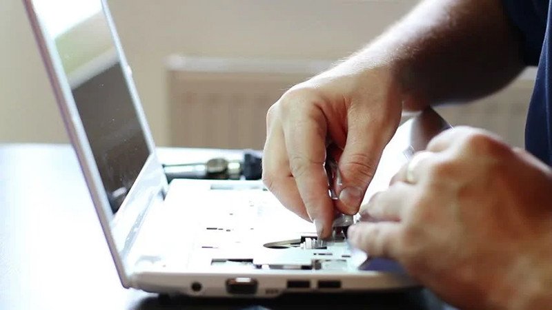 Chuyên gia kỹ thuật đang kiểm tra card wifi của laptop, sửa lỗi không kết nối