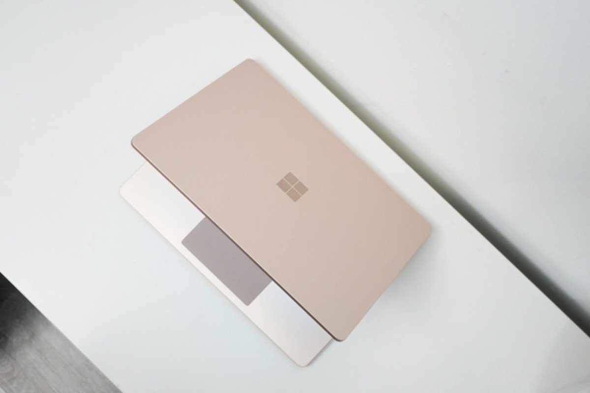 Chuyên gia kỹ thuật đang kiểm tra kỹ lưỡng các chi tiết của một máy tính xách tay tân trang trước khi xuất xưởng.