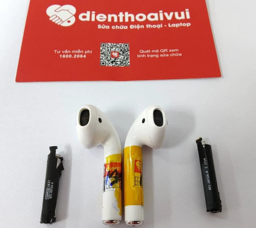 Chuyên gia kỹ thuật đang tiến hành thay pin tai nghe AirPods.