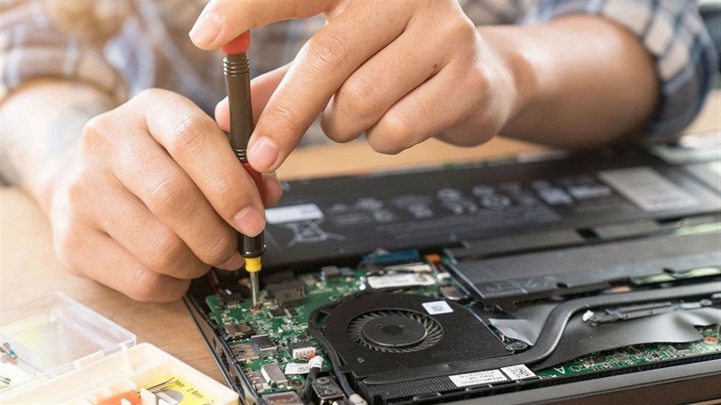 Chuyên gia kỹ thuật kiểm tra và sửa chữa phần cứng laptop