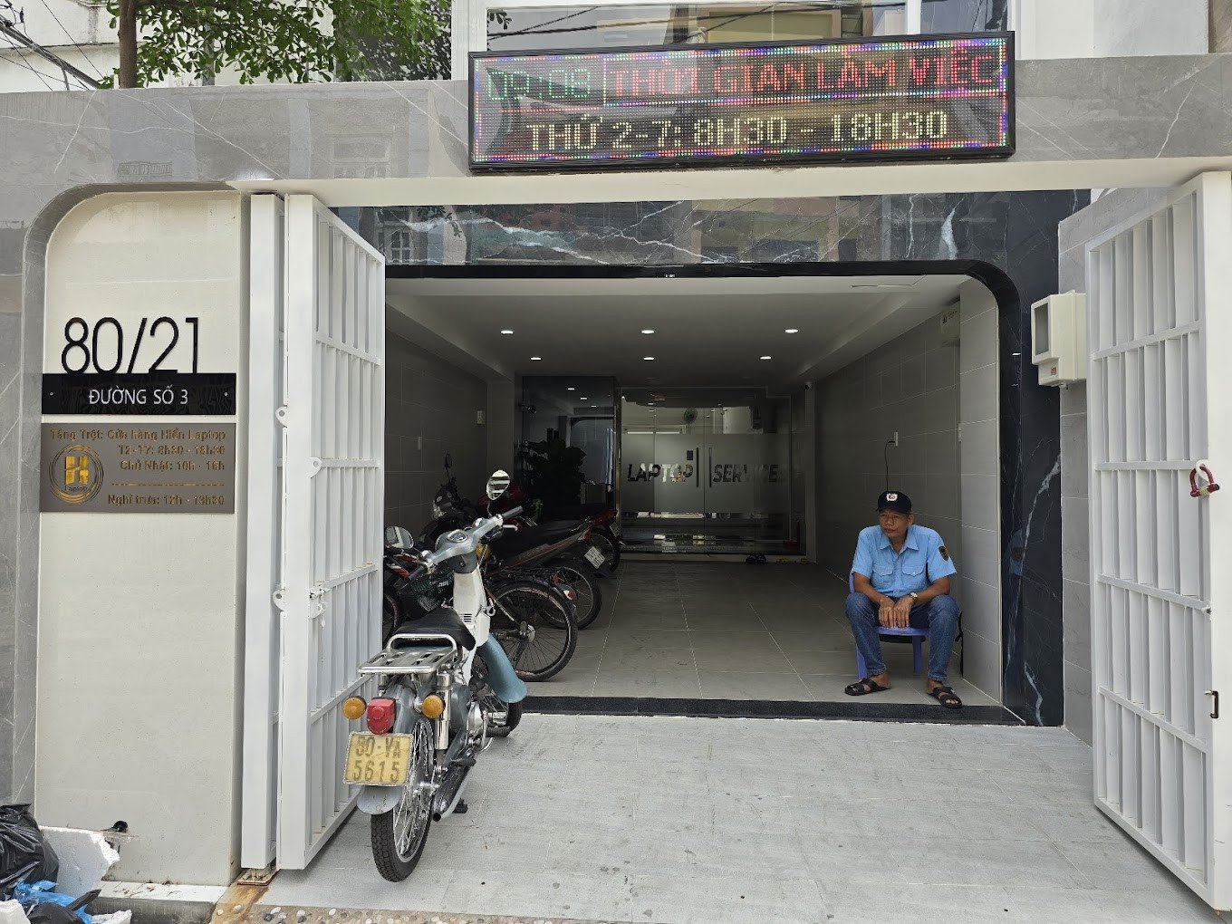 Chuyên viên kiểm tra laptop tại cơ sở thu mua laptop Gò Vấp