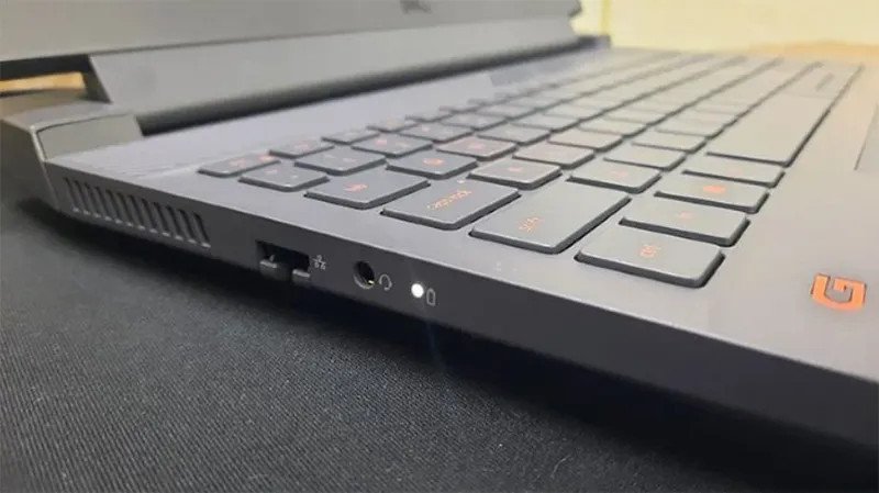 Chuyên viên kỹ thuật đang kiểm tra đèn báo lỗi trên laptop Dell