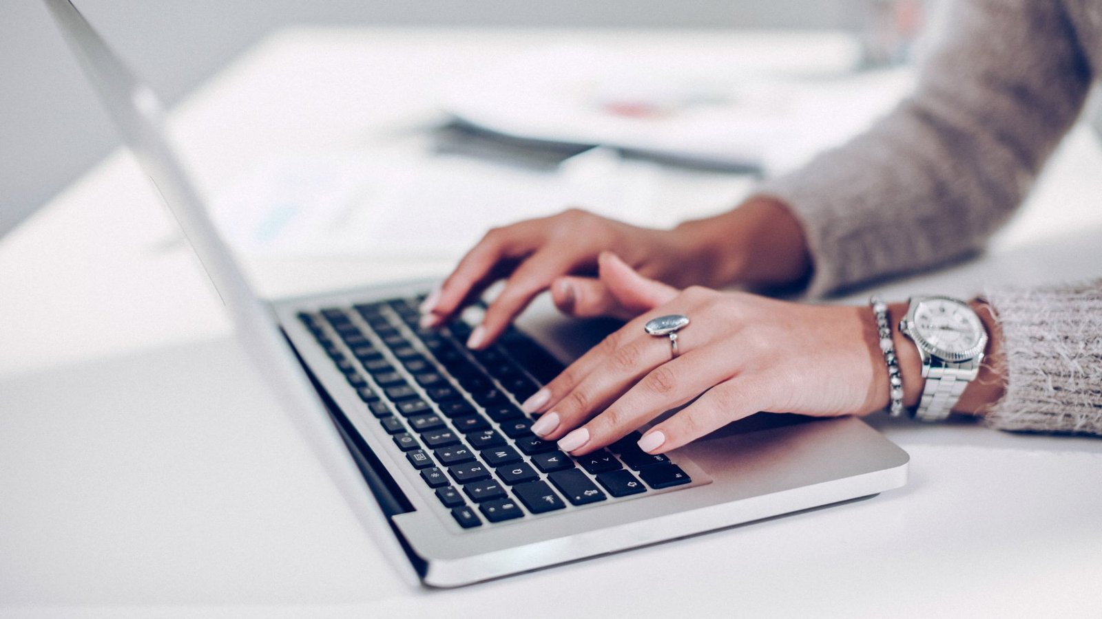 Chuyên viên kỹ thuật đang kiểm tra laptop để tìm **cách mở bàn phím laptop** bị lỗi phần cứng