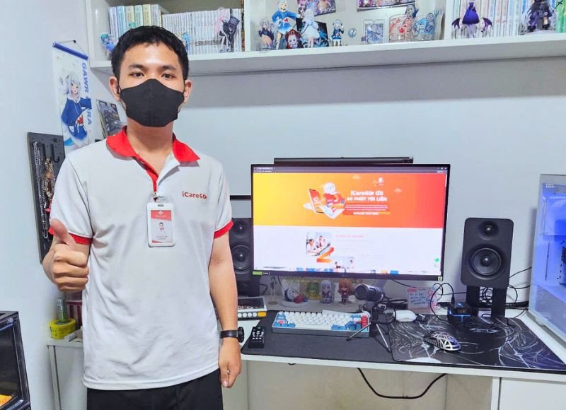 Chuyên viên kỹ thuật đang kiểm tra và sửa chữa laptop tại nhà ở Thủ Đức.