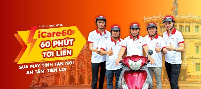 Chuyên viên kỹ thuật đang kiểm tra và sửa laptop tận nhà cho khách hàng, mang lại sự tiện lợi.