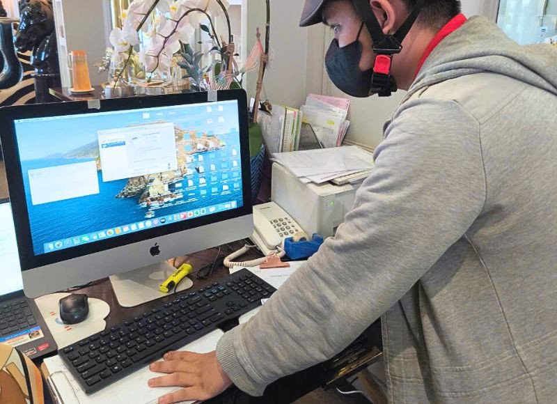 Chuyên viên kỹ thuật thực hiện cài đặt phần mềm và hệ điều hành trong dịch vụ sửa laptop tận nhà.