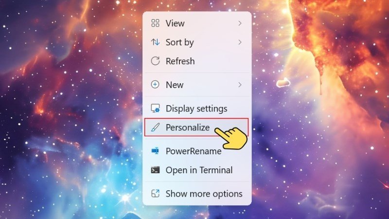 Click chuột phải màn hình và chọn Personalize trên Windows 11