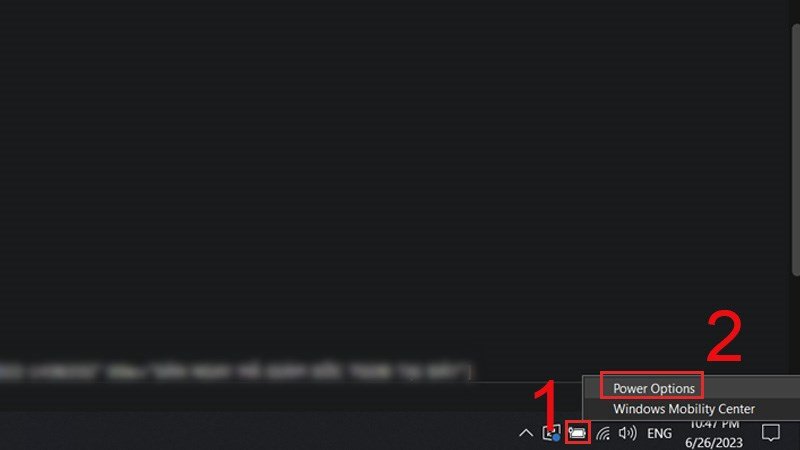 Con trỏ chuột đang chỉ vào biểu tượng pin trên thanh Taskbar của Windows, bắt đầu các bước cài đặt để xả pin laptop Dell.
