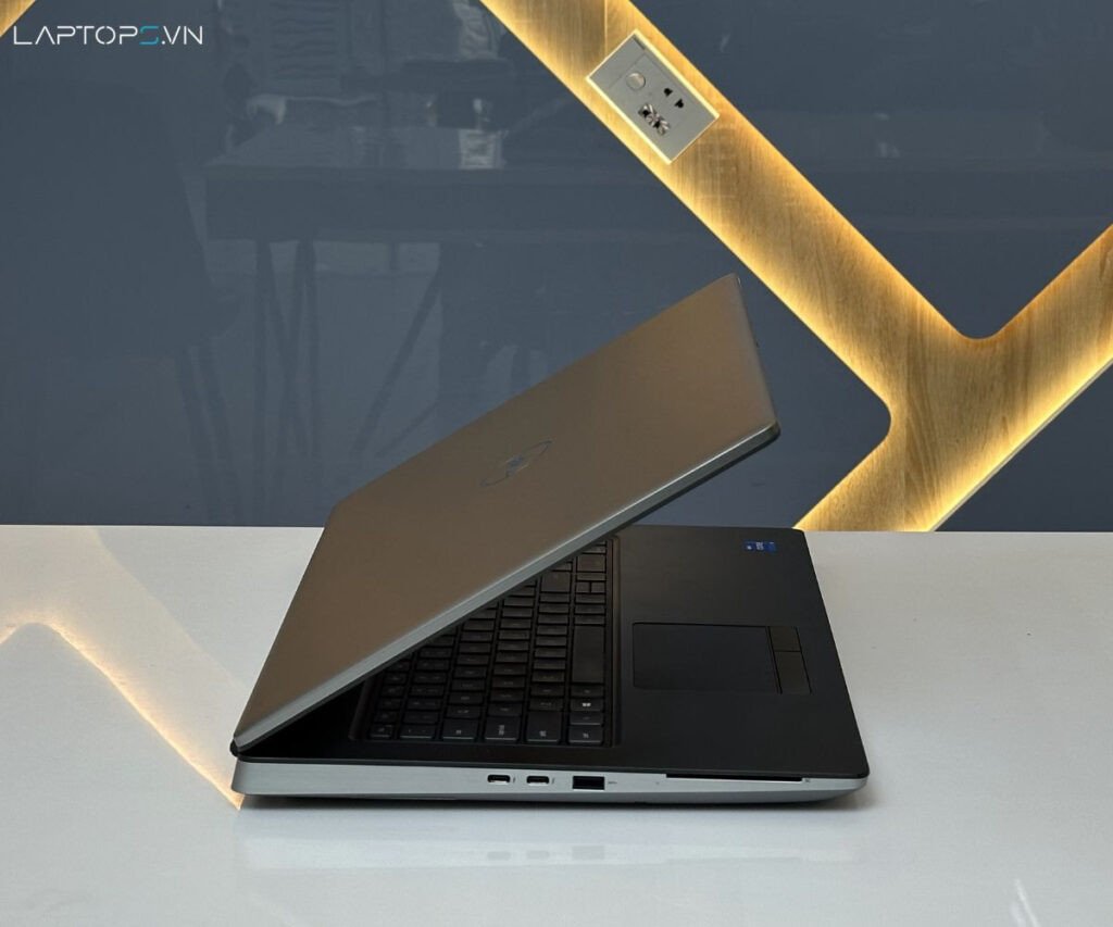 Cổng kết nối của Dell Precision 7760 cũ, thể hiện tầm quan trọng của địa chỉ uy tín