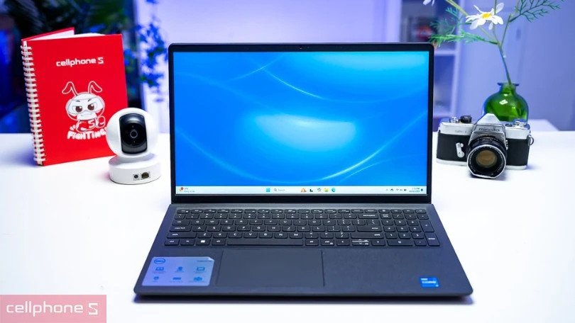 Cổng kết nối và pin bền bỉ trên laptop Dell Inspiron 15 3520-5124BLK GJ8W7