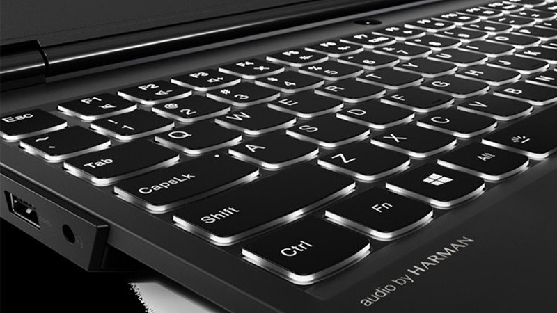 Công nghệ đèn nền trên bàn phím laptop giúp chiếu sáng các phím bấm