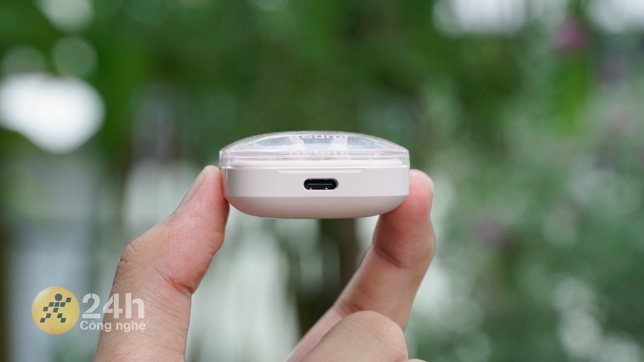 Cổng sạc USB-C tiện lợi ở cạnh đáy hộp Redmi Buds 6 Active.