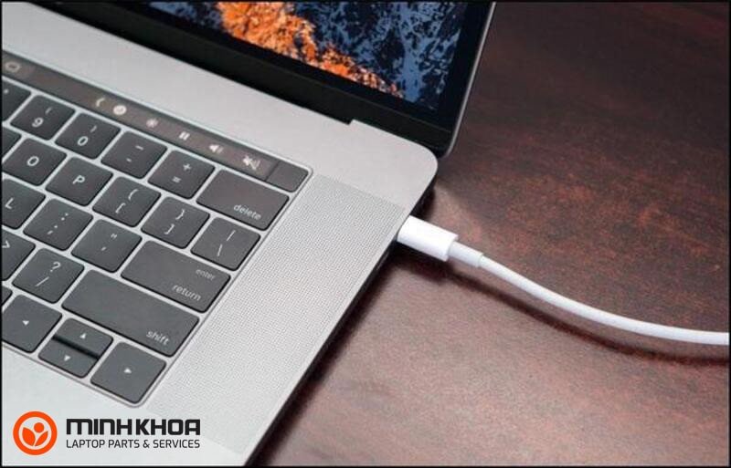 Cổng sạc và cáp nguồn adapter kết nối với laptop HP