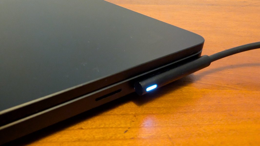 Cổng Surface Connect trên Surface Laptop 7 15 inch