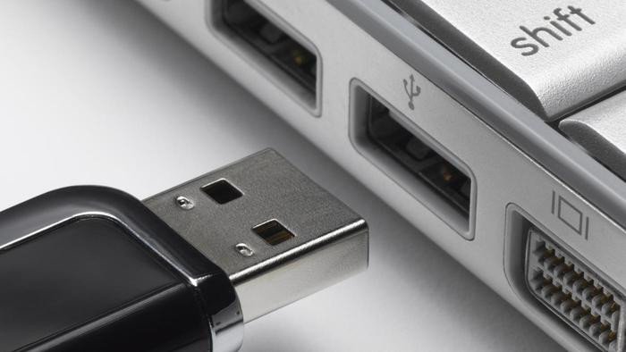 Cổng USB trên laptop, nơi cắm củ nhận của chuột không dây.