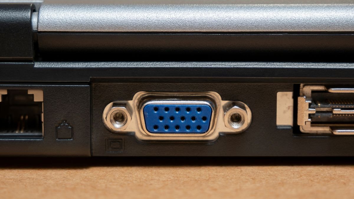 Cổng VGA trên tivi và cáp kết nối từ máy tính