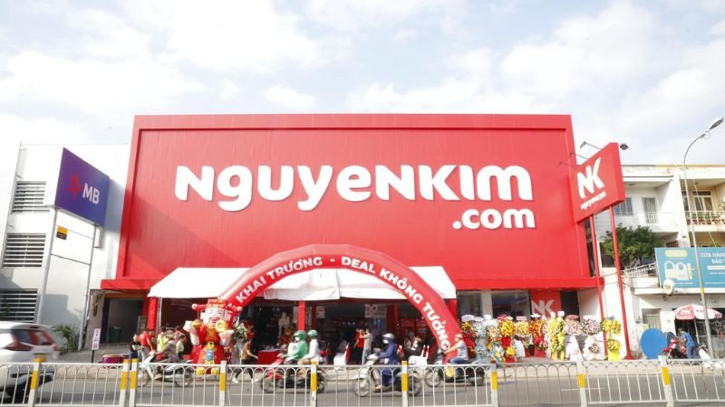 Cửa hàng Điện Máy Nguyễn Kim, trung tâm mua sắm điện máy lớn có bán laptop.