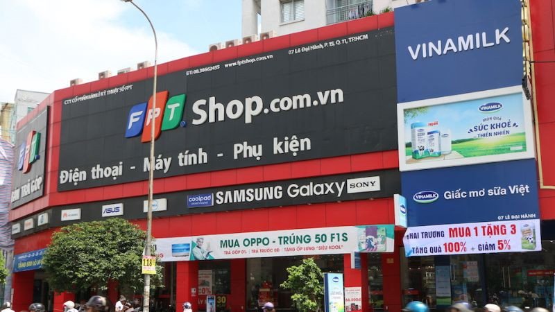 Cửa hàng FPT Shop lớn với bảng hiệu màu cam nổi bật, là một địa chỉ mua laptop uy tín TPHCM được nhiều người tin cậy.