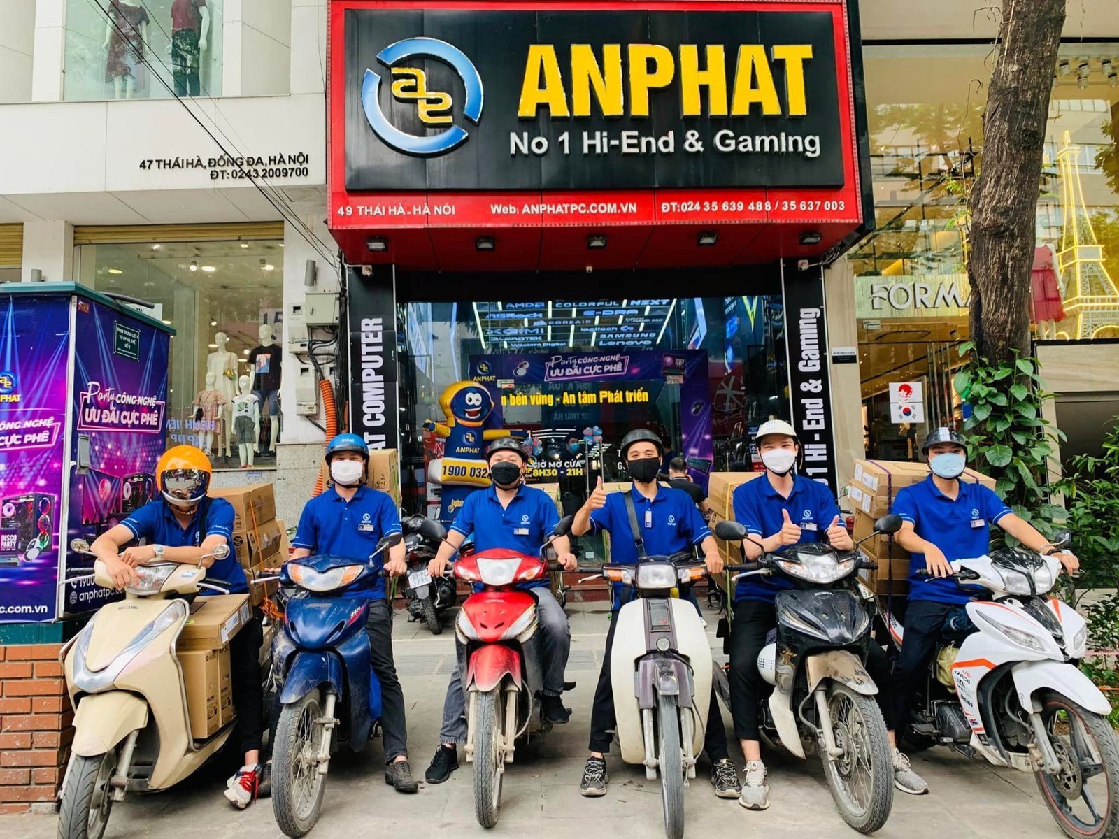 Cửa hàng linh kiện laptop Thái Hà trên con phố sầm uất