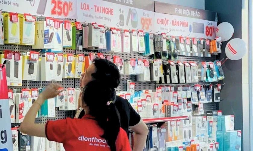 Cửa hàng trưng bày sạc laptop Dell chính hãng, nhấn mạnh tầm quan trọng của việc sử dụng bộ sạc chất lượng để bảo vệ tuổi thọ pin laptop và tránh các rủi ro khi sạc laptop Dell qua đêm có sao không.