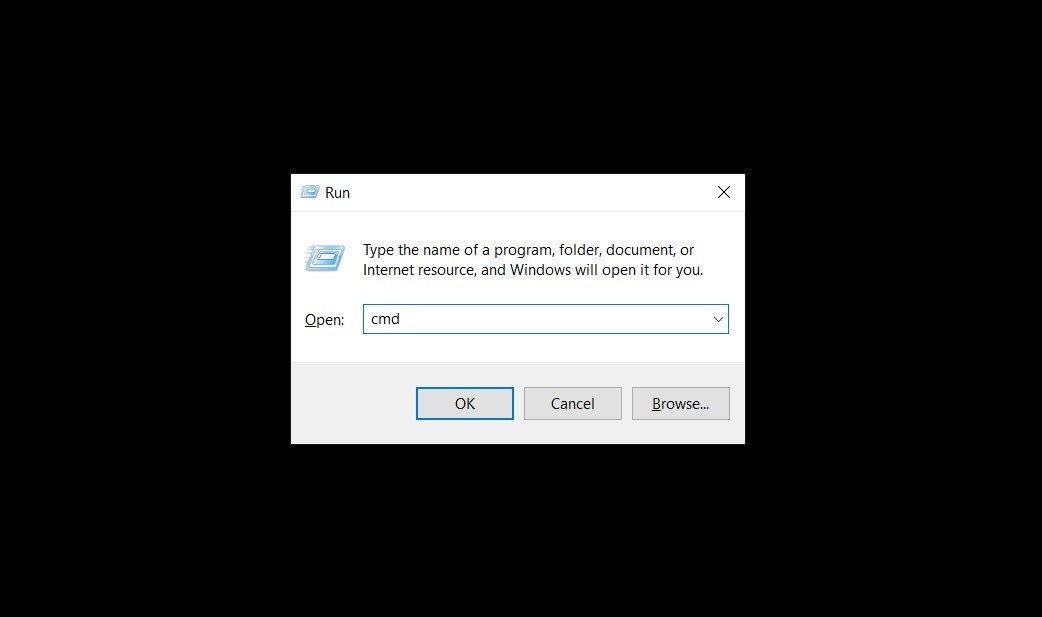 Cửa sổ Command Prompt đang mở trên màn hình laptop, chuẩn bị kiểm tra pin laptop cmd