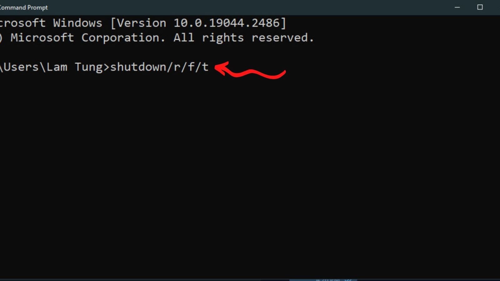 Cửa sổ Command Prompt với lệnh shutdown /r /f /t, thực hiện khởi động lại máy tính