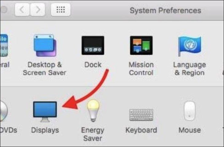 Cửa sổ System Preferences của macOS, nơi người dùng chọn Displays để quản lý cài đặt màn hình