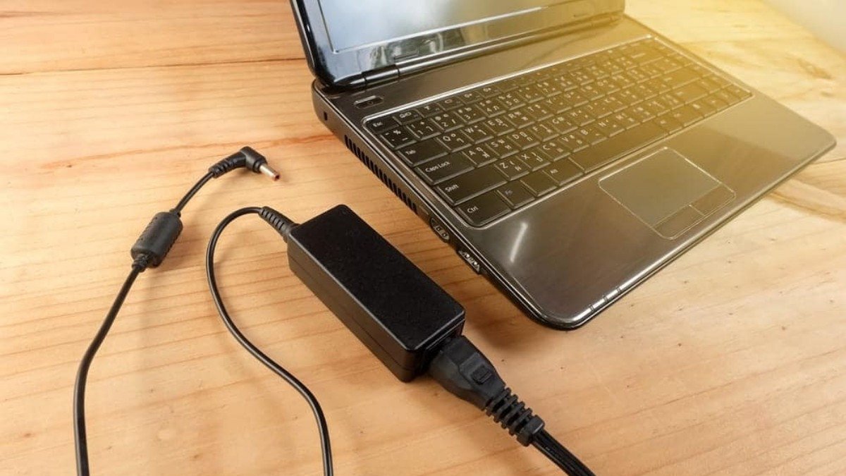 Cục sạc laptop không tương thích có thể gây nóng