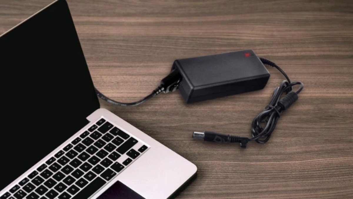 Cục sạc laptop nóng ấm là điều bình thường khi hoạt động