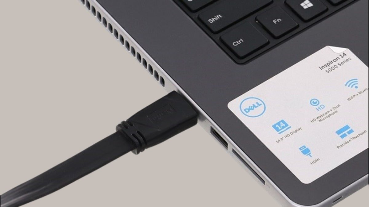 Đảm bảo kết nối dây cáp HDMI chắc chắn giữa laptop và màn hình, bước quan trọng khi kiểm tra cổng HDMI