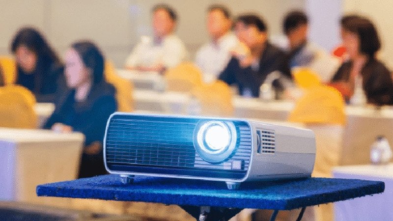 Đảm bảo máy chiếu đã bật và sẵn sàng trước khi kết nối với laptop Win 11 qua USB-C