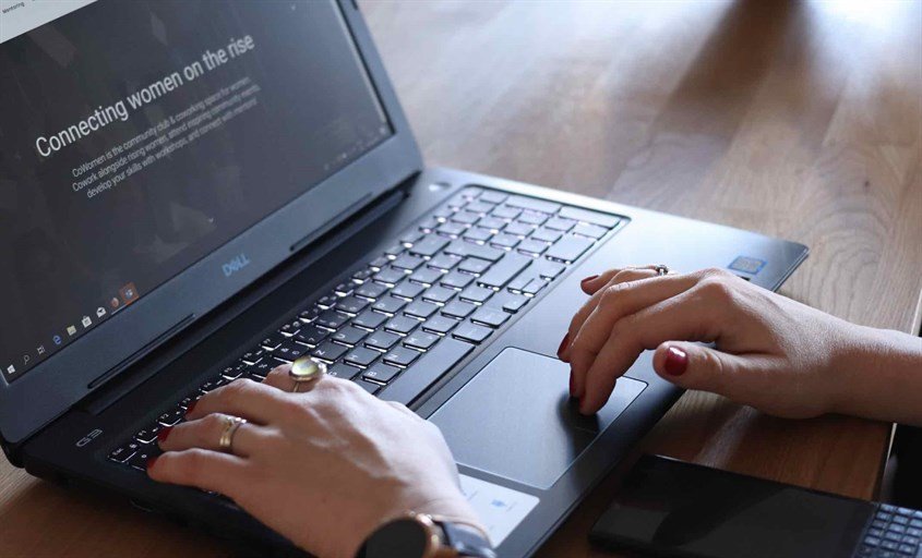 Đánh giá bàn phím là kinh nghiệm mua laptop cũ giúp đảm bảo trải nghiệm gõ tốt