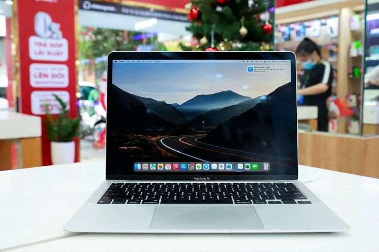 Đánh giá hiệu suất và nhu cầu sử dụng khi sinh viên quyết định mua MacBook hay laptop
