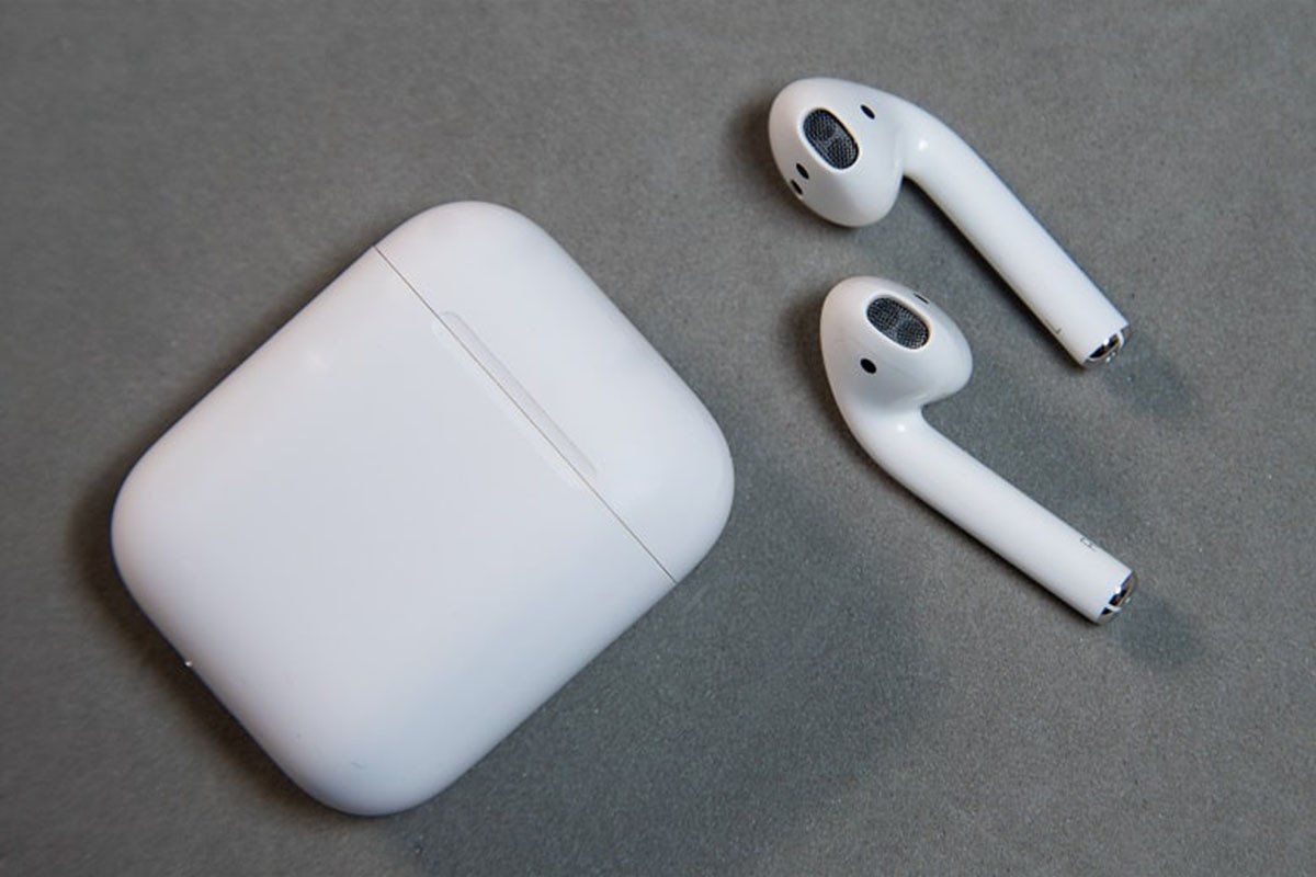 Đặt lại AirPod vào hộp sạc để sửa lỗi một bên tai nghe không kết nối được