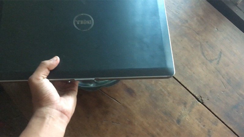 Đặt laptop ngay ngắn trên vật nặng tránh laptop bị dính nước