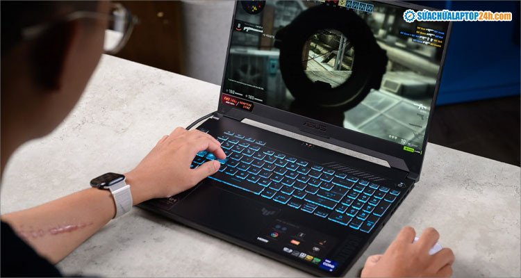 Đặt laptop trên giá đỡ có chân cao, giúp tăng cường lưu thông không khí và làm mát hiệu quả khi chơi game