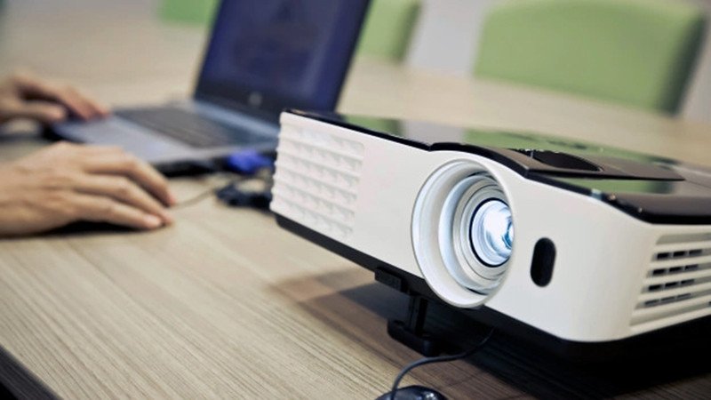 Đặt laptop và máy chiếu ở khoảng cách hợp lý để đảm bảo ổn định kết nối