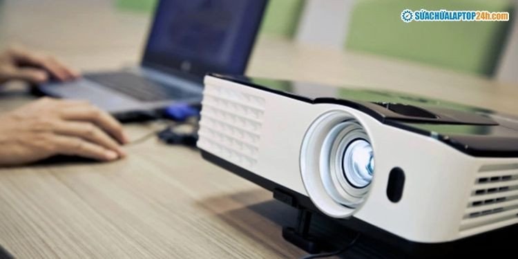 Đặt laptop và máy chiếu ở khoảng cách tối ưu để chia sẻ màn hình