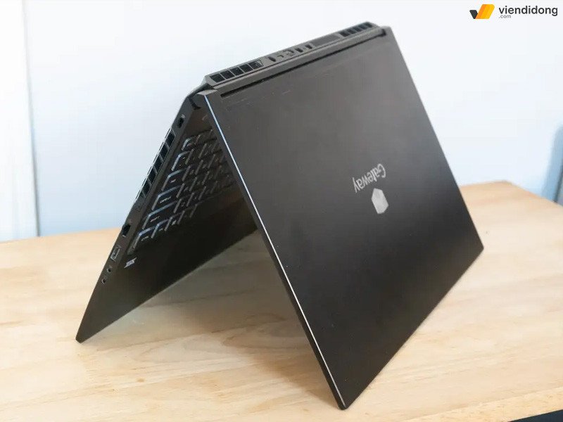 Đặt laptop vô nước không lên nguồn nghiêng 45 độ để thoát nước