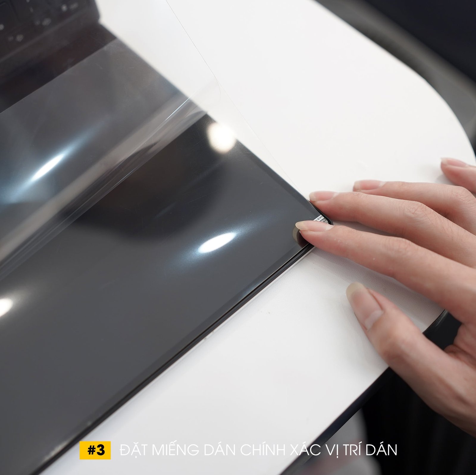 Đặt miếng dán màn hình laptop đúng vị trí