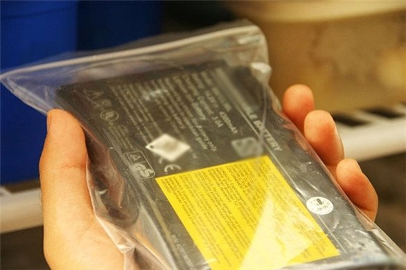 Đặt pin laptop vào ngăn đá tủ lạnh