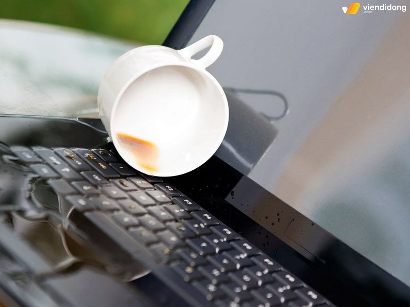 Dấu hiệu laptop bị ẩm ướt