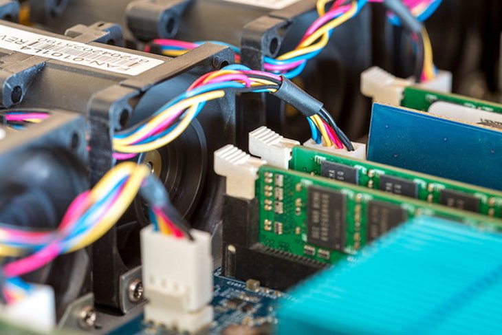 dấu hiệu màn hình laptop bị sọc ngang do hỏng cáp tín hiệu